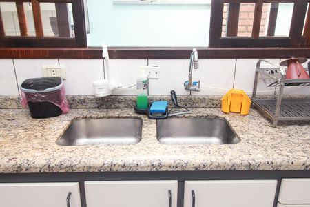 Casa à venda com 150m², 3 quartos e 5 vagas Casa à venda com 150m², 3 quartos e 5 vagasCozinha