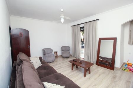 Casa à venda com 150m², 3 quartos e 5 vagas Casa à venda com 150m², 3 quartos e 5 vagasSala