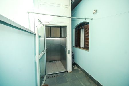 Casa à venda com 150m², 3 quartos e 5 vagas Casa à venda com 150m², 3 quartos e 5 vagasElevador