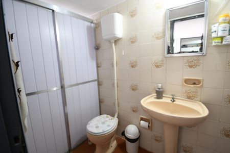 Casa à venda com 367m², 9 quartos e 6 vagasCasa Fundos 2 - Banheiro