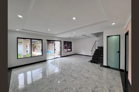 Sala de casa de condomínio para alugar com 4 quartos, 350m² em Vargem Pequena, Rio de Janeiro
