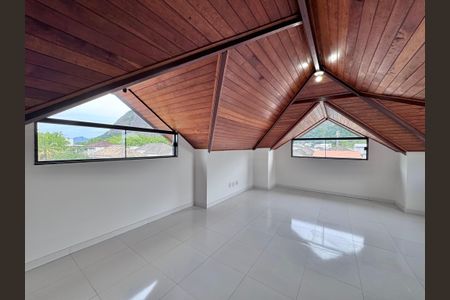 Casa de condomínio para alugar com 350m², 4 quartos e 1 vaga Casa de condomínio para alugar com 350m², 4 quartos e 1 vagaSótão