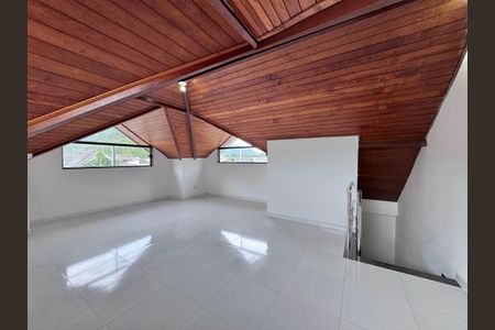 Casa de condomínio para alugar com 350m², 4 quartos e 1 vaga Casa de condomínio para alugar com 350m², 4 quartos e 1 vagaSótão