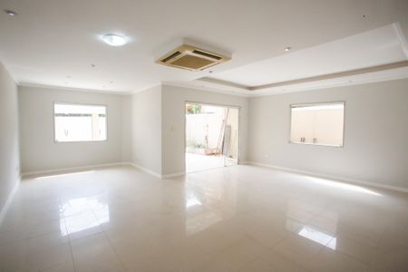 Sala de casa para alugar com 4 quartos, 650m² em Jacarepaguá, Rio de Janeiro