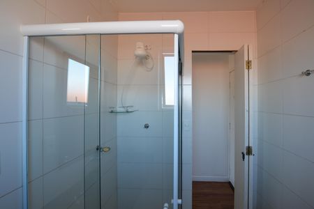 Banheiro social de kitnet/studio para alugar com 1 quarto, 20m² em Jardim Bonfiglioli, São Paulo