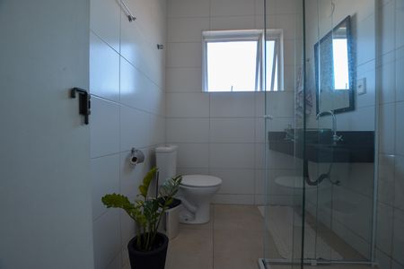 Banheiro social de kitnet/studio para alugar com 1 quarto, 20m² em Jardim Bonfiglioli, São Paulo
