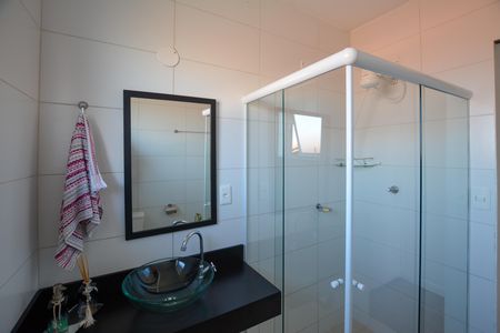 Banheiro social de kitnet/studio para alugar com 1 quarto, 20m² em Jardim Bonfiglioli, São Paulo
