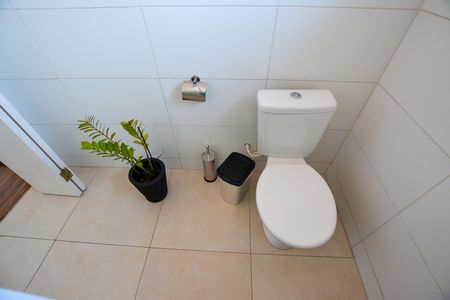 Banheiro social de kitnet/studio para alugar com 1 quarto, 20m² em Jardim Bonfiglioli, São Paulo