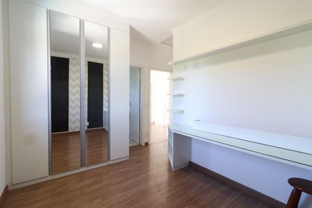 Casa de condomínio à venda com 210m², 4 quartos e 4 vagasSuite 3