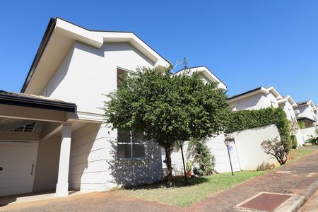 Casa de condomínio à venda com 210m², 4 quartos e 4 vagasFachada