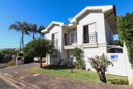 Casa de condomínio à venda com 210m², 4 quartos e 4 vagasFachada
