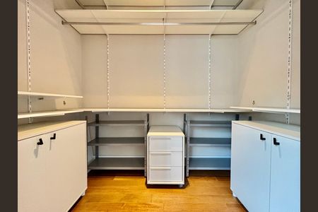 Apartamento para alugar com 139m², 2 quartos e 1 vaga Apartamento para alugar com 139m², 2 quartos e 1 vagaCloset da Suíte