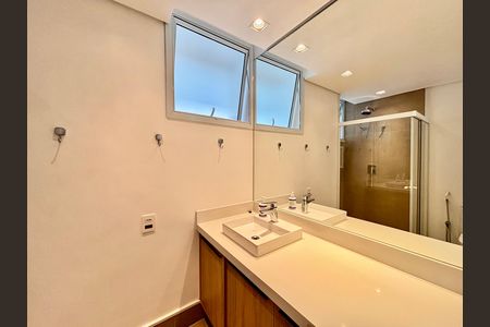 Apartamento para alugar com 139m², 2 quartos e 1 vaga Apartamento para alugar com 139m², 2 quartos e 1 vagaBanheiro da Suíte