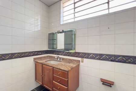 Casa para alugar com 330m², 3 quartos e 4 vagasBanheiro Social