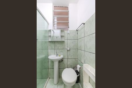 Banheiro de kitnet/studio para alugar com 1 quarto, 21m² em Cidade Baixa, Porto Alegre