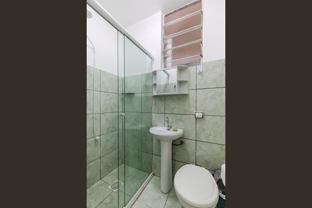 Banheiro de kitnet/studio para alugar com 1 quarto, 21m² em Cidade Baixa, Porto Alegre