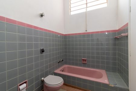 Casa para alugar com 300m², 4 quartos e 2 vagasBanheiro social