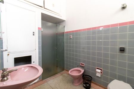 Casa para alugar com 300m², 4 quartos e 2 vagasBanheiro social