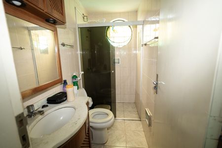 Banheiro de apartamento para alugar com 1 quarto, 45m² em Humaitá, Porto Alegre