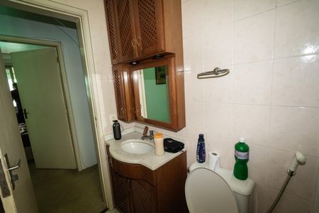 Banheiro de apartamento para alugar com 1 quarto, 45m² em Humaitá, Porto Alegre