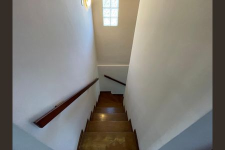 Casa à venda com 135m², 3 quartos e 4 vagasEscada