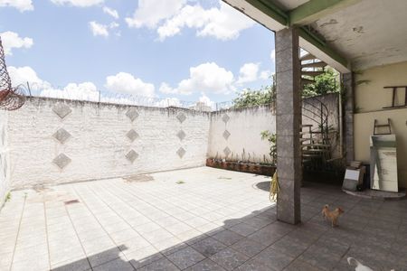 Casa à venda com 256m², 4 quartos e 3 vagas Casa à venda com 256m², 4 quartos e 3 vagasQuintal