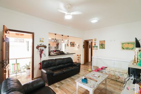 Casa à venda com 256m², 4 quartos e 3 vagas Casa à venda com 256m², 4 quartos e 3 vagasSala