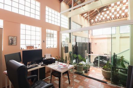 Casa à venda com 256m², 4 quartos e 3 vagas Casa à venda com 256m², 4 quartos e 3 vagasEscritório