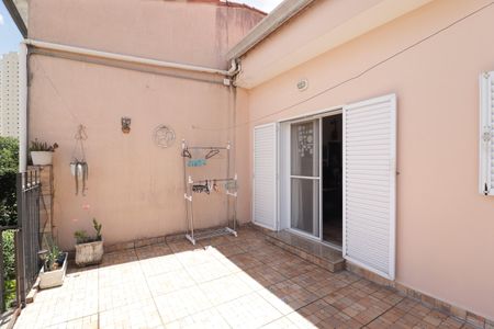 Casa à venda com 256m², 4 quartos e 3 vagas Casa à venda com 256m², 4 quartos e 3 vagasVaranda