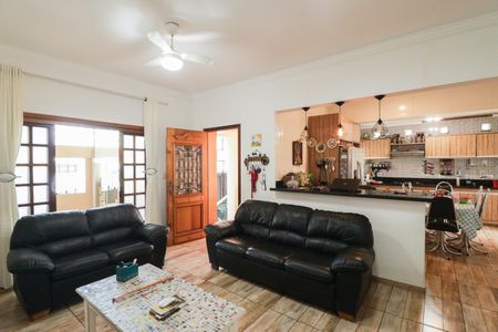 Casa à venda com 256m², 4 quartos e 3 vagas Casa à venda com 256m², 4 quartos e 3 vagasSala