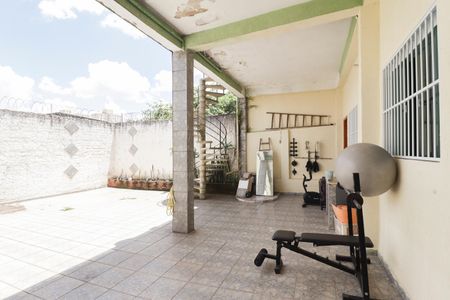 Casa à venda com 256m², 4 quartos e 3 vagas Casa à venda com 256m², 4 quartos e 3 vagasQuintal