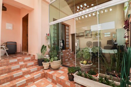 Casa à venda com 256m², 4 quartos e 3 vagas Casa à venda com 256m², 4 quartos e 3 vagasEscritório