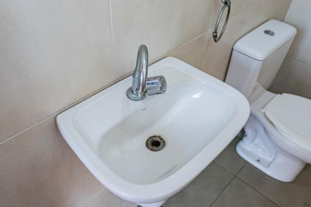 Casa para alugar com 100m², 3 quartos e 1 vaga Casa para alugar com 100m², 3 quartos e 1 vagaBanheiro de Serviço