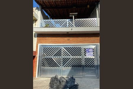 Casa à venda com 250m², 3 quartos e 2 vagas Casa à venda com 250m², 3 quartos e 2 vagasFachada