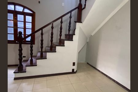 Casa à venda com 250m², 3 quartos e 2 vagas Casa à venda com 250m², 3 quartos e 2 vagasSala
