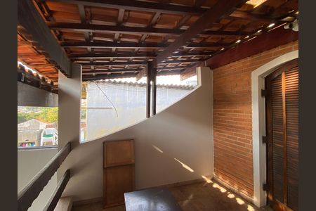 Casa à venda com 250m², 3 quartos e 2 vagas Casa à venda com 250m², 3 quartos e 2 vagasQuarto 4 - Varanda