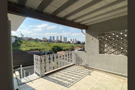 Casa à venda com 250m², 3 quartos e 2 vagas Casa à venda com 250m², 3 quartos e 2 vagasÁrea de Serviço - Varanda