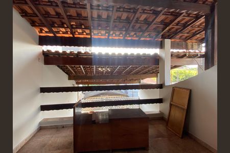 Casa à venda com 250m², 3 quartos e 2 vagas Casa à venda com 250m², 3 quartos e 2 vagasQuarto 4 - Varanda