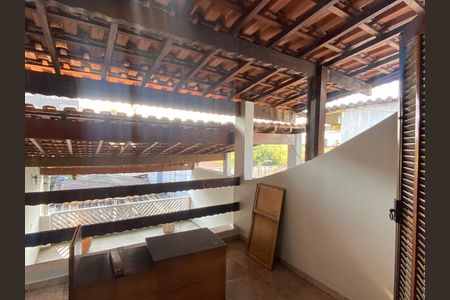 Casa à venda com 250m², 3 quartos e 2 vagas Casa à venda com 250m², 3 quartos e 2 vagasQuarto 4 - Varanda