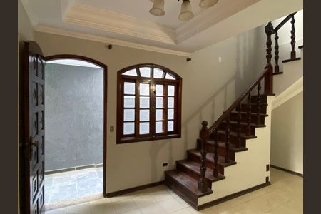 Casa à venda com 250m², 3 quartos e 2 vagas Casa à venda com 250m², 3 quartos e 2 vagasSala