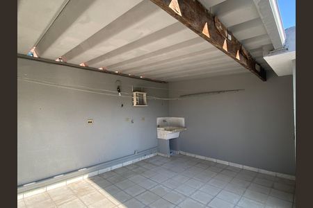 Casa à venda com 250m², 3 quartos e 2 vagas Casa à venda com 250m², 3 quartos e 2 vagasÁrea de Serviço - Varanda