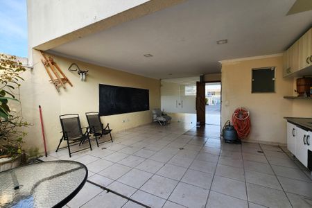 Casa de condomínio à venda com 170m², 3 quartos e 4 vagasVaranda