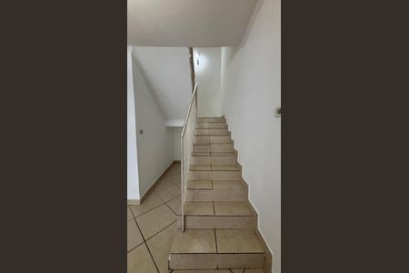 Casa para alugar com 150m², 3 quartos e 3 vagasEscada