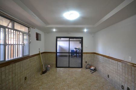 Casa para alugar com 300m², 2 quartos e 2 vagasSala