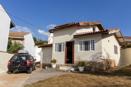 Casa à venda com 430m², 2 quartos e 8 vagasFachada