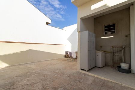 Casa à venda com 430m², 2 quartos e 8 vagasFachada