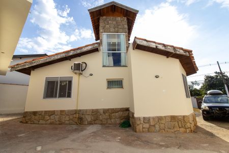 Casa à venda com 430m², 2 quartos e 8 vagasFachada
