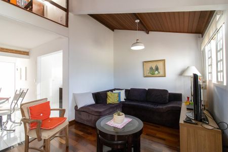 Casa à venda com 430m², 2 quartos e 8 vagasSala