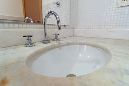 Apartamento à venda com 290m², 5 quartos e 3 vagasBanheiro da Suíte 2 Detalhe