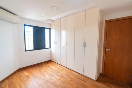 Apartamento à venda com 290m², 5 quartos e 3 vagasQuarto 2